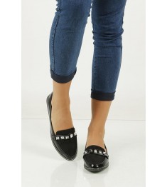 kobieta w mokasynach z ćwiekami