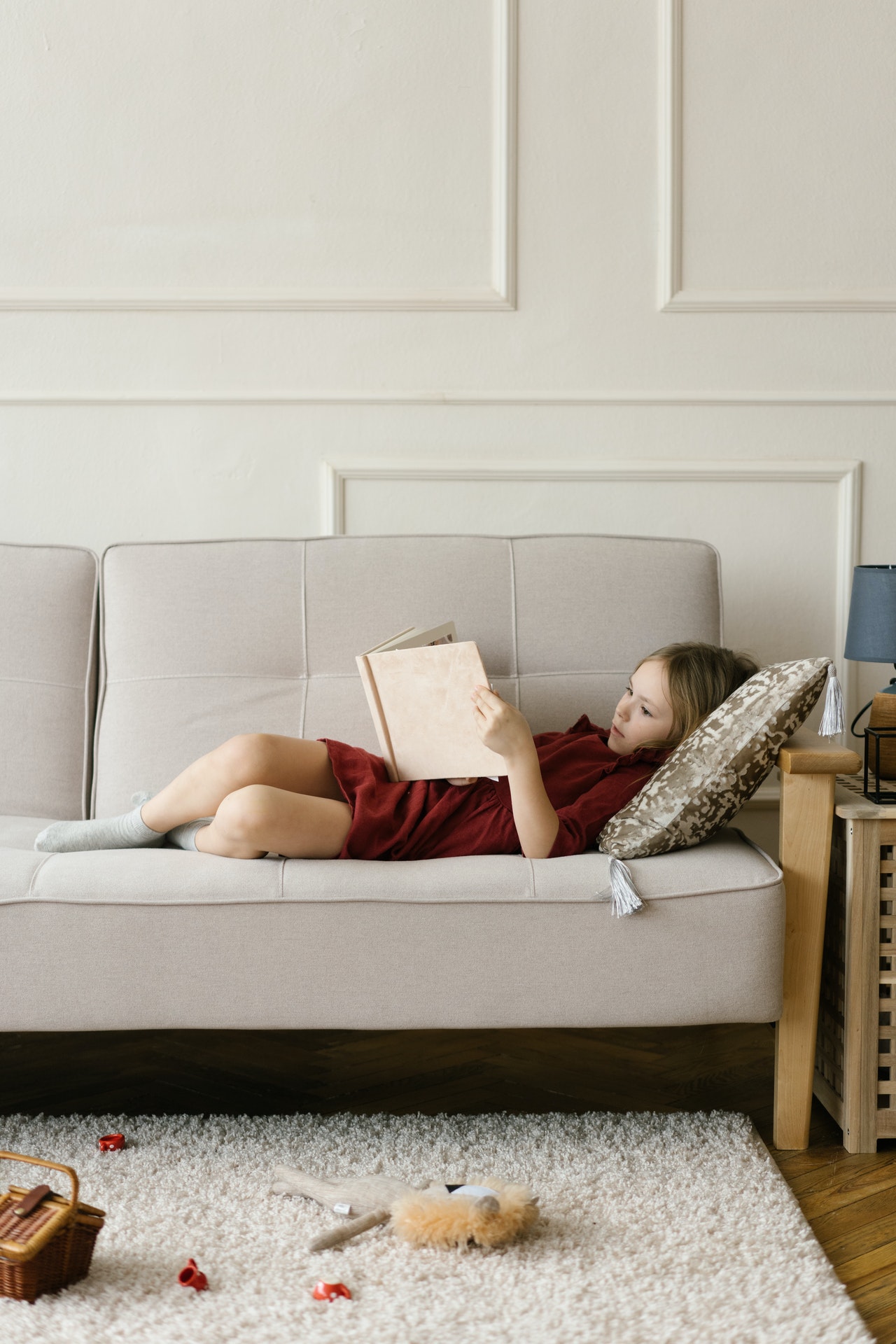 dziewczynka w świątecznej sukience